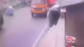 Kronologi kejadian menurut Saksi, korban melaju dari arah Batujajar menuju Cimareme karna jalanan basah diduga korban tergelincir dan terjatuh disaat yang bersamaan dari arah berlawanan kendaraan besar (truck) tidak sempat menghindar sehingga korban 