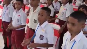 Di halaman Sekolah Rakyat Menengah Pertama 19 Kupang, puluhan siswa baru duduk rapi mengenakan seragam merah putih. Mereka bukan hanya memulai hari pertama Masa Pengenalan Lingkungan Sekolah (MPLS), tapi juga menandai awal dari harapan baru dalam hid