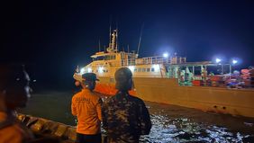 Sebuah kapal penyeberangan yang mengangkut rombongan dari DPRD dan sejumlah pegawai pemerintah Kabupaten Kepulauan Mentawai dilaporkan terbalik di perairan Selat Sipora, Senin, 14 Juli 2025. Insiden terjadi sekitar pukul 11.00 WIB dalam pelayaran dar