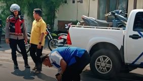 Korban kala itu tengah mengendarai sepeda motor. Korban hilang kendali saat mengendarai motornya.