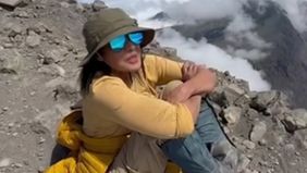 Penyanyi Atiek CB bisa Summit di puncak Gunung Rinjani meski usianya sudah tak muda lagi.