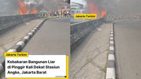 Sebuah bangunan liar di pinggir kali dekat perlintasan kereta Stasiun Angke, Tambora, Jakarta Barat terbakar siang ini, Selasa (15/7/2025). 5 unit mobil Damkar dikerahkan dalam peristiwa ini.