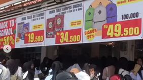 Antusias pencaker memenuhi halaman sebuah minimarket di wadas,lemahabang-Karawang pada rabu siang.