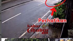 Jalanan cukup padat karena di jam pulang kerja, salah satu Mobil Berhenti di kiri dan membuka sedikit pintu, Pengendara oleng dan jatuh ke kanan jalan, lalu ada truck kontainer lewat di sebelah kanan korban. sebagian badan Korban tepat jatuh di kolon
