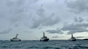 TNI Angkatan Laut mengonfirmasi bahwa anggotanya melepaskan tembakan ke arah kapal nelayan saat berpatroli di Perairan Tenggara Tanjung Jabung, Sumatera Selatan, Sabtu, 12 Juli 2025. Aksi ini, menurut TNI AL, dilakukan karena dugaan aktivitas ilegal.