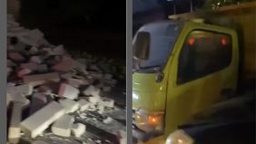 Info Lakalantas, sebuah truk bermuatan hebel diduga tak kuat menanjak sehingga muatan berhamburan di tanjakan Yapan, Sawangan (Rabu, 16/07).