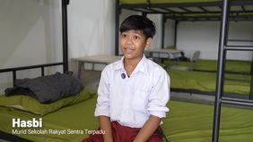 Bagi Muhammad Hasbi, bocah 12 tahun yang kini duduk di bangku Sekolah Rakyat, yang diinisiasi Presiden RI Prabowo Subianto, sekolah bukan sekadar tempat belajar. Sekolah adalah jalan untuk membalas cinta orang tua. 