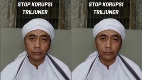  Sosok mirip almarhum Lord Rangga kembali viral di dunia maya. Kendati tokoh Sunda Empire tersebut telah dinyatakan meninggal dunia pada 7 Desember 2022, kini publik dibuat bingung oleh kemunculan pria berbaju putih yang wajah dan gaya bicaranya dini