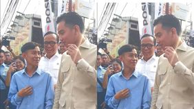 Momen unik terjadi saat Wakil Presiden Gibran Rakabuming Raka melakukan kunjungan kerja di Tangerang. Di tengah pengawalan ketat, seorang pria tiba-tiba menghampiri dan memperkenalkan diri sebagai sosok yang disebut-sebut netizen mirip dengan Wapres 