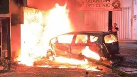 Awalnya, mobil itu melaju kencang. Mobil mengarah ke pinggir jalan hingga mnbrk pohon dan rak bensin eceran.
