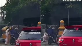 Aksi penjambretan brutal terjadi di kawasan sekitar Masjid Istiqlal, Jakarta Pusat. Seorang perempuan berbaju putih menjadi korban dalam insiden yang terekam kamera dan viral di media sosial @wargajakarta.id pada Senin, 14 Juli 2025.
