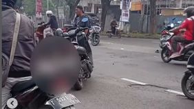 Korban dilarikan ke rumah sakit.