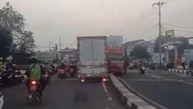 Kecelakaan lalu lintas melibatkan dua truk terjadi di Jalan Raya Bogor, tepatnya di depan Pabrik TOA, Kamis pagi, 17 Juli 2025.