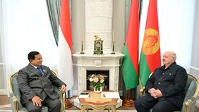 Dalam perjalanan kembali ke Tanah Air usai kunjungan di Prancis, Presiden Republik Indonesia, Prabowo Subianto, singgah sejenak di Republik Belarus dan menggelar pertemuan hangat dengan Presiden Republik Belarus, Aleksandr Lukashenko