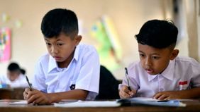 Kementerian Pendidikan Dasar dan Menengah (Kemendikdasmen) menegaskan bahwa belum ada perubahan kurikulum terbaru untuk tahun ini. Artinya, satuan pendidikan masih memiliki keleluasaan untuk memilih antara Kurikulum 2013 atau Kurikulum Merdeka.