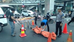 Kecelakaan tragis terjadi di persimpangan lampu merah CSW, Jakarta Selatan, Jumat pagi. Sebuah sepeda motor dilaporkan terlibat dalam tabrakan dengan dua unit mobil, yang berujung pada satu korban meninggal dunia di lokasi kejadian.