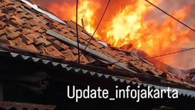 Kebakaran terjadi di RT 006/02 Jalan Kutilang, Bukit Duri, Tebet Jakarta Selatan pada Sabtu pagi (18/07 ) sekitar pukul 06.15 WIB..4 rumah yang terdiri dari rumah huni dan kos hangus dilalap api yang disebabkan oleh korsleting listrik.