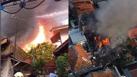Hingga saat ini, 20 unit gabungan (16 Jakarta Selatan dan 4 Jakarta Timur), serta 76 personel masih berupaya untuk melakukan pendinginan dengan mengurai material yang mudah terbakar agar tidak menyisakan api maupun asap.