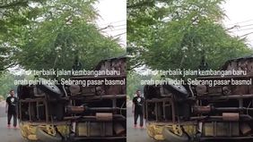 Sedang ada truk terbalik pagi ini di jalan kembangan baru arah puri indah, sebrang pasar basmol. Sabtu (19/07/2025).