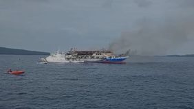 Alwina bersama keluarga Kasat Reskrim Polres Kepulauan Talaud menyelamatkan diri dari KM Barcelona 5 dengan cara loncat ke laut dan berenang.