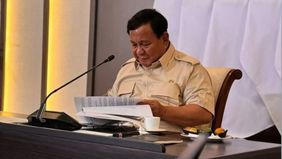Presiden Prabowo Subianto mengadakan rapat terbatas bersama sejumlah menteri dari Kabinet Merah Putih di Pangkalan TNI AU Halim Perdanakusuma, Jakarta, Minggu, 20 Juli 2025.