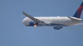 Penerbangan Delta Air Lines yang menuju Atlanta terpaksa melakukan pendaratan darurat di Bandara Internasional Los Angeles pada hari Jumat setelah mesin kirinya dilaporkan terbakar tak lama setelah lepas landas.