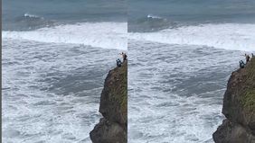 Tiga orang mahasiswa Universitas Koperasi Indonesia atau Ikopin yang tengah berlibur terseret ombak saat berenang di Pantai Puncak Guha, Garut, Jawa Barat. Satu orang berhasil diselamatkan, sedangkan dua lainnya masih dalam pencarian tim SAR gabungan