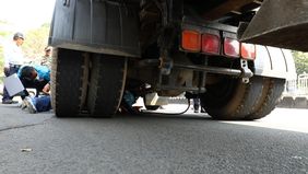 Sebanyak 17 kendaraan berat, mayoritas truk pengangkut barang, terjaring dalam razia uji emisi di kawasan industri PT Jakarta Industrial Estate Pulogadung (JIEP), Cakung, Jakarta Timur pada Rabu, 10 September 2025.