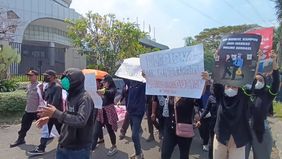 Sejumlah mahasiswa Jakarta Global University (JGU) menuntut transparansi pengelolaan dana Kartu Indonesia Pintar Kuliah (KIP-K). Pasalnya, diduga ada pungutan liar (pungli) dana KIP-K kepada mahasiswa. Puluhan mahasiswa menggelar aksi demo di depan k