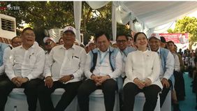 "Jangankan engkau Wakil Ketua MPR, aku aja juga gak tahu daring apa itu daring, oh online,"
