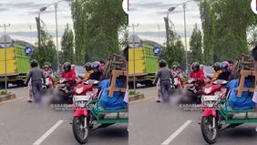 Dalam insiden tersebut, seorang pria yang mengenakan baju putih terlihat tergeletak tak bergerak di tengah jalan pasca-kecelakaan. Korban telah dievakuasi dan dilarikan ke rumah sakit menggunakan ambulans untuk penanganan medis lebih lanjut.