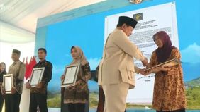 Presiden Republik Indonesia Prabowo Subianto secara simbolis menyerahkan Surat Keputusan (SK) badan hukum Koperasi Desa (Kopdes) dan Koperasi Kelurahan (Kopkel) Merah Putih kepada perwakilan lima ketua koperasi dalam sebuah acara di Desa Bentangan, K