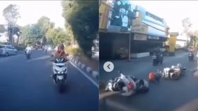 Sebuah video viral di media sosial menunjukkan momen ketika seorang pengendara motor wanita mengalami kecelakaan setelah terlalu fokus bercermin di spion motornya. Kejadian ini langsung menyita perhatian warganet dan menuai beragam komentar.