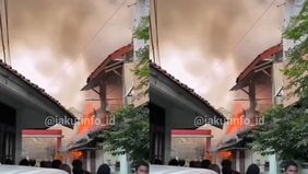 Belum diketahui kronologi dari kebakaran tersebut, saat ini sudah dalam penanganan Damkar, warga setempat juga sempat membantu memadamkan api dengan air seadanya.