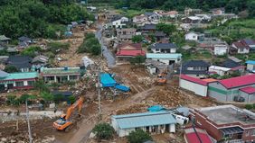 Sebanyak 18 orang dilaporkan tewas dan sembilan lainnya masih dinyatakan hilang setelah hujan deras dan longsor melanda Korea Selatan sejak pekan lalu. Pemerintah menyampaikan kabar ini pada Senin, 21 Juli 2025.