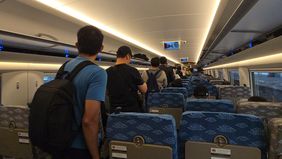PT Kereta Cepat Indonesia China (KCIC) kembali mengungkap aksi pencurian fasilitas kereta cepat Whoosh oleh oknum penumpang. Seorang pelaku tertangkap kamera pengawas saat nekat melepas dan membawa pulang bantal sandaran kepala dari kursi penumpang.