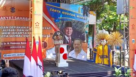 Gubernur DKI Jakarta, Pramono Anung resmi mencanangkan Gerakan Pasar Rakyat di Pasar Santa, Jakarta Selatan, Selasa, 22 Juli 2025.