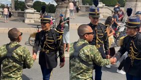 Letkol Eka Wira Dharmawan kembali mencuri perhatian dunia. Kali ini bukan karena reputasinya sebagai “King of Sparko” yang dikenal lewat latihan ekstrem ala prajurit elite, melainkan karena kemampuannya dalam bahasa Prancis di parade militer Bastille