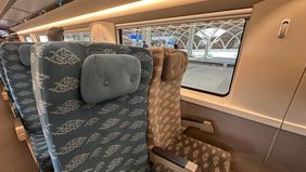 Kejadian memalukan kembali terjadi di layanan kereta cepat Jakarta-Bandung (Whoosh). Seorang penumpang tertangkap mencuri bantal sandaran kepala dari kursi penumpang. Aksi tak terpuji ini terekam jelas oleh kamera pengawas yang tersebar di dalam kere