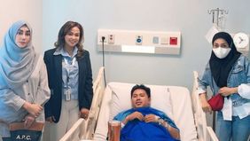 Ibunda Raffi Ahmad membagikan foto saya menjenguk driver pribadinya Raffi Ahmad.