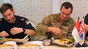 Suasana hangat dan penuh tawa mewarnai kunjungan sejumlah prajurit Angkatan Laut Kerajaan Inggris saat mereka mencicipi nasi kapau di sebuah restoran Padang di Jakarta. Dalam momen yang diabadikan oleh konten kreator Laurence Benson.