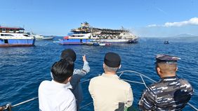 Menteri Perhubungan (Menhub) Dudy Purwagandhi meninjau dan memantau langsung kondisi Kapal Motor (KM) Barcelona VA yang mengalami kebakaran di perairan Pulau Talise, Minahasa Utara, Sulawesi Utara. 