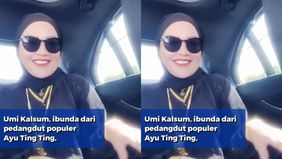 Potret-potret yang diunggah di media sosial, menunjukkan Umi Kalsum dalam balutan busana kasual namun dihiasi dengan kalung, gelang, cincin, hingga anting-anting berukuran cukup besar.