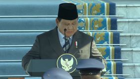 Presiden Prabowo Subianto resmi melantik 2.000 lulusan akademi militer dan akademi kepolisian menjadi perwira TNI-Polri dalam upacara prasetya perwira (praspa).
