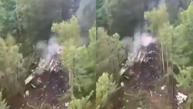 Sebuah video beredar menunjukkan pesawat penumpang jenis Antonov-24 milik maskapai Angara Airlines yang jatuh di wilayah terpencil di Amur, Rusia bagian timur jauh, pada Kamis, 24 Juli 2025. Otoritas menyatakan tidak ada tanda-tanda korban selamat da