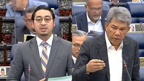 Kritik tajam dilontarkan anggota parlemen Malaysia terhadap kebijakan luar negeri pemerintah menyusul perbandingan mencolok antara sambutan resmi yang diterima Presiden Indonesia Prabowo Subianto dan sambutan yang minim terhadap Perdana Menteri Malay