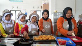 Mencerdaskan anak bangsa bukan semata-mata tanggung jawab lembaga pendidikan formal. Banyak cara lain yang bisa ditempuh seperti melalui pendekatan yang menanamkan nilai-nilai moral, membentuk karakter, serta menumbuhkan rasa tanggung jawab dan integ