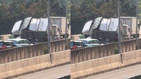 Telah terjadi kecelakaan tunggal truk box di Jalan Layang Non Tol Kasablanka, Jakarta Selatan sore ini, Kamis (24/7/2025). Belum diketahui pasti penyebab kejadian tersebut, saat ini sudah dalam penanganan petugas. Pengendara diimbau harap berhati-hat