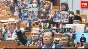 Seluruh anggota mengangkat poster sebagai simbol dukungan DPR untuk penggentian genosida di Gaza.