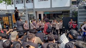 Komisi Nasional Perlindungan Anak (Komnas Anak) mendesak Pemerintah Provinsi Banten, khususnya instansi pendidikan, untuk segera mengambil langkah tegas terhadap oknum guru yang diduga kuat melakukan pelecehan seksual terhadap sejumlah siswi di SMAN 